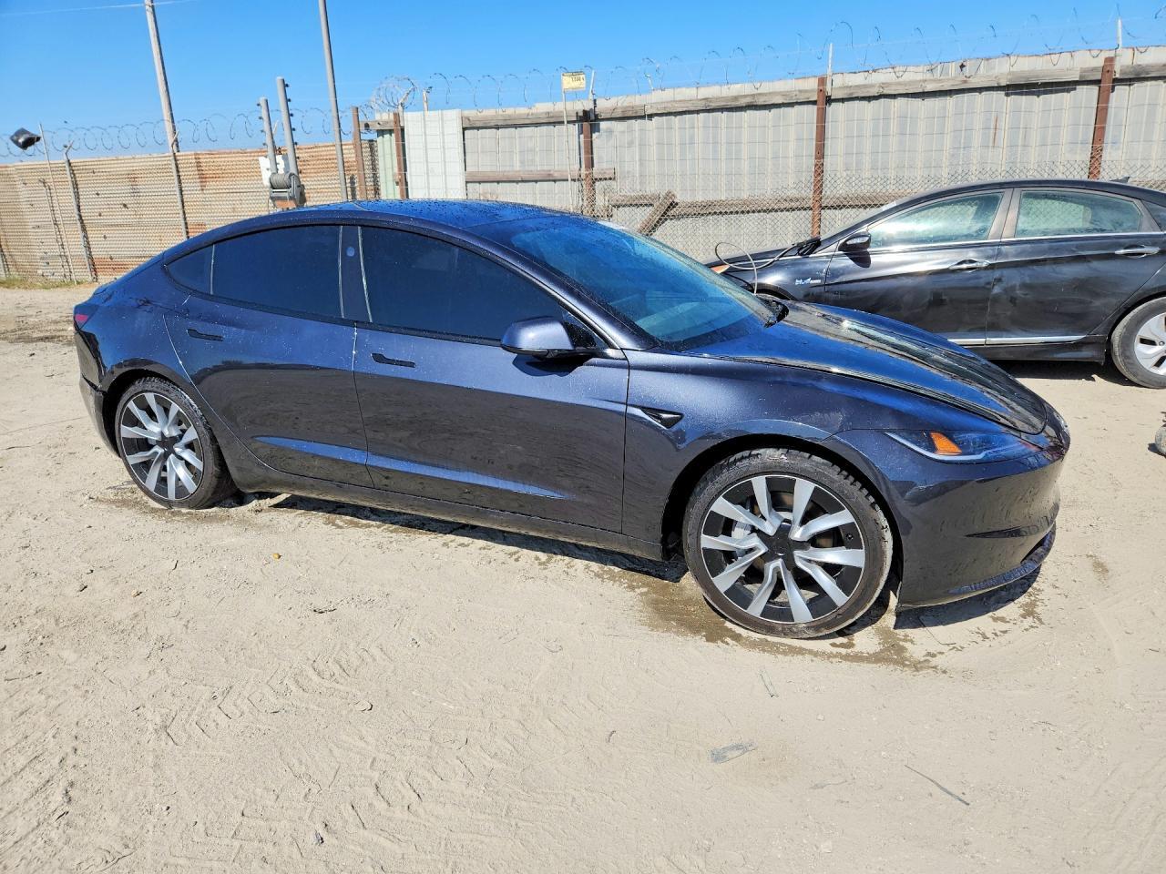 2026 Tesla Model 3 - Фото 4