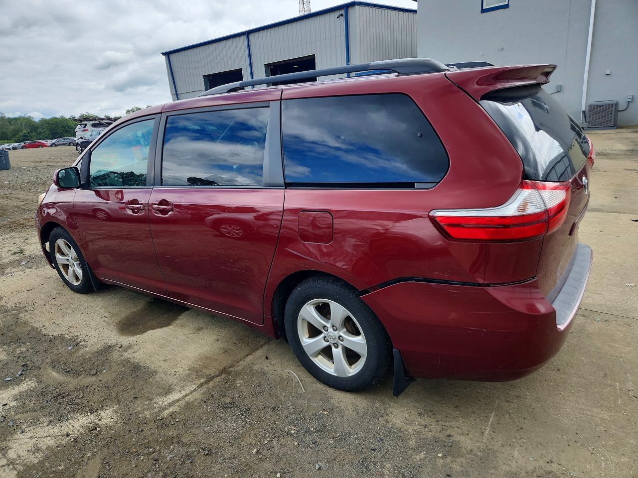 2015 Toyota Sienna Le - Image 2