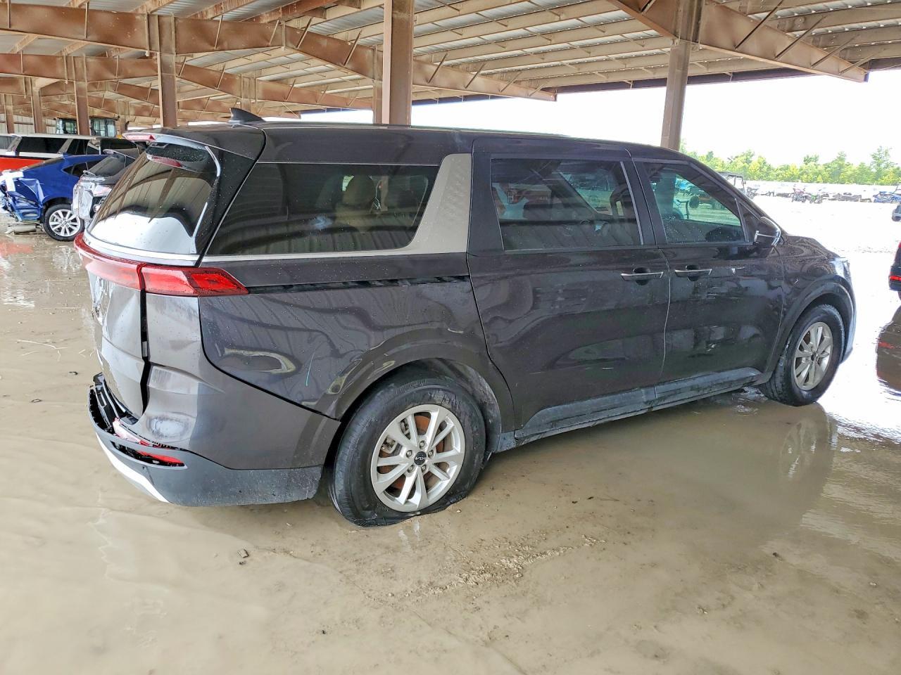 2024 Kia Carnival Lx - Image 3