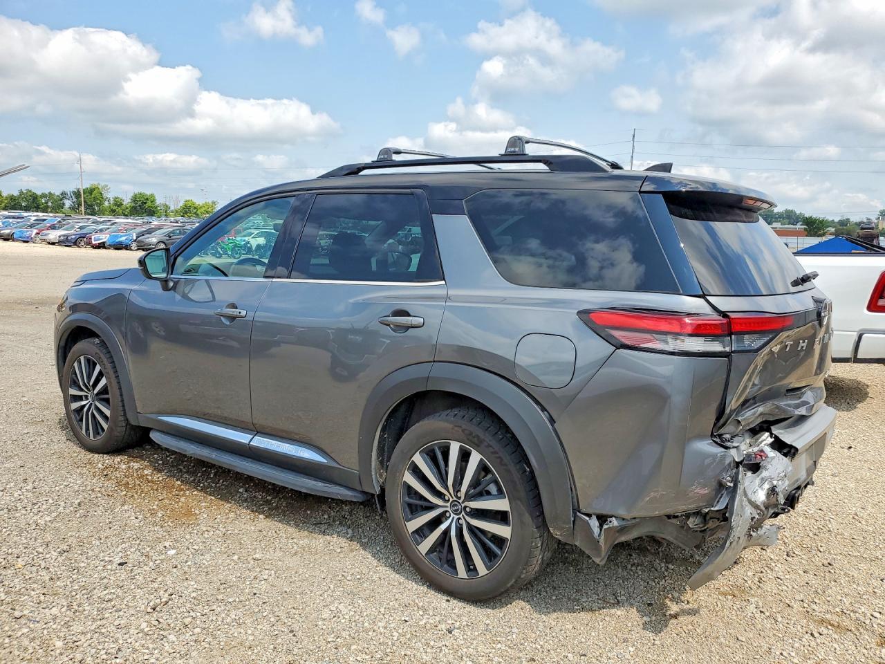 2023 Nissan Pathfinder Platinum - Image 2