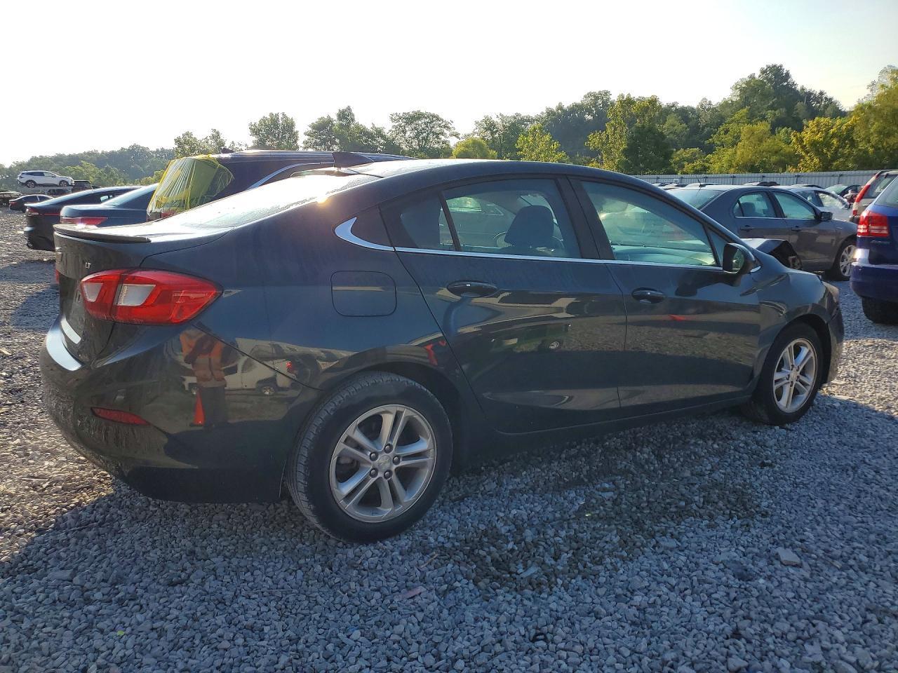 2018 Chevrolet Cruze Lt - Image 3
