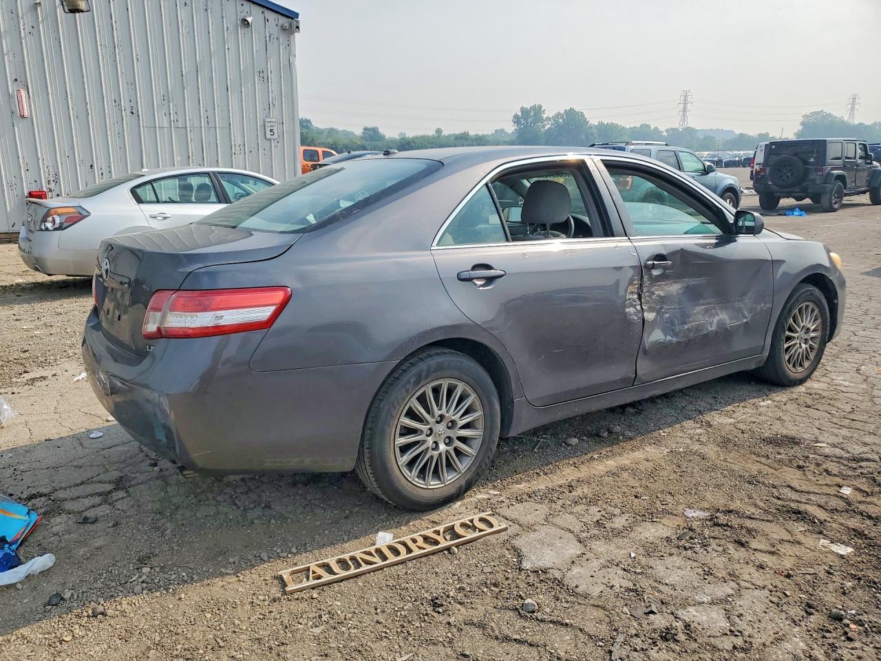 2010 Toyota Camry Le - Фото 3