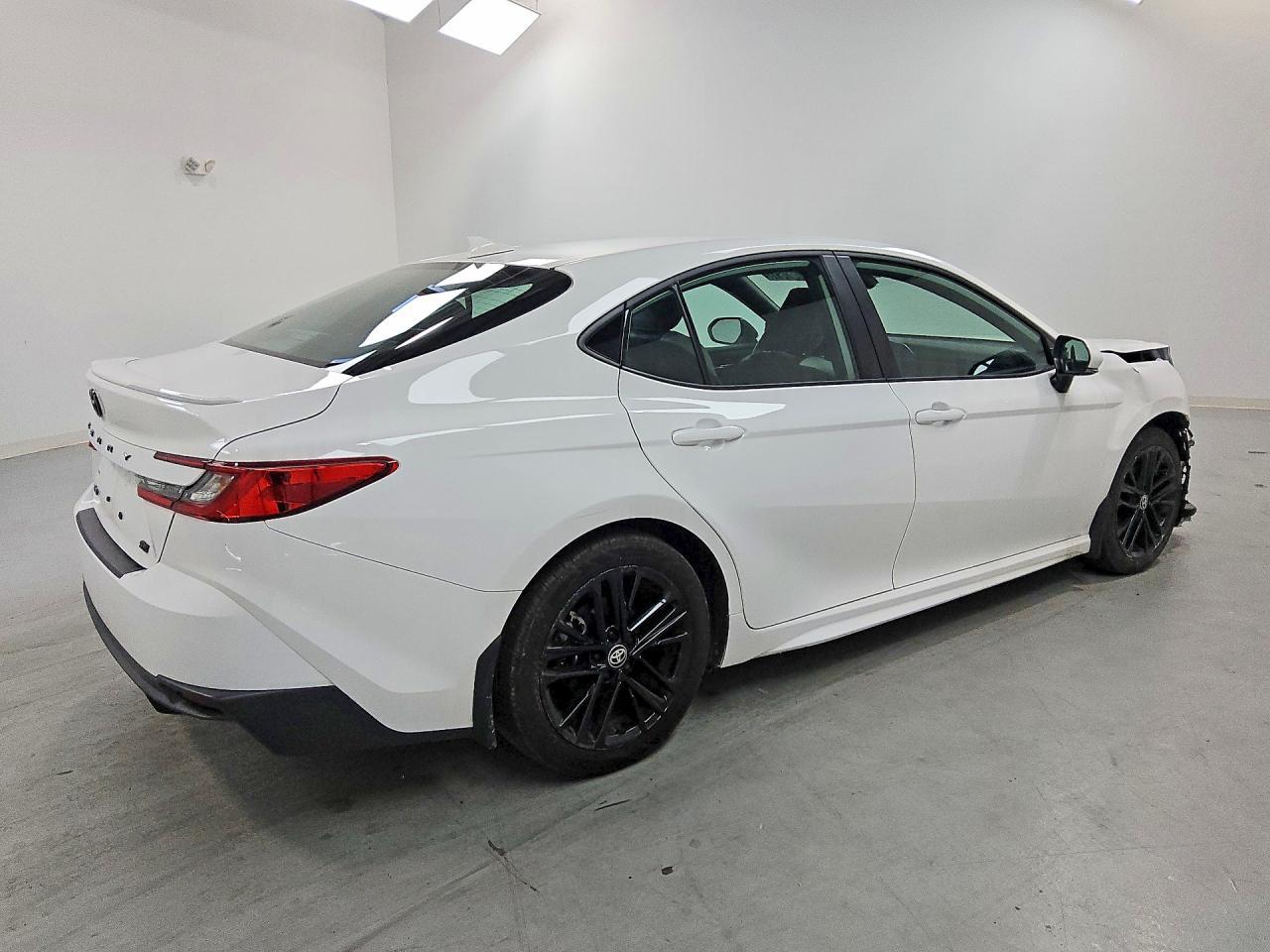 2025 Toyota Camry Se - Фото 3
