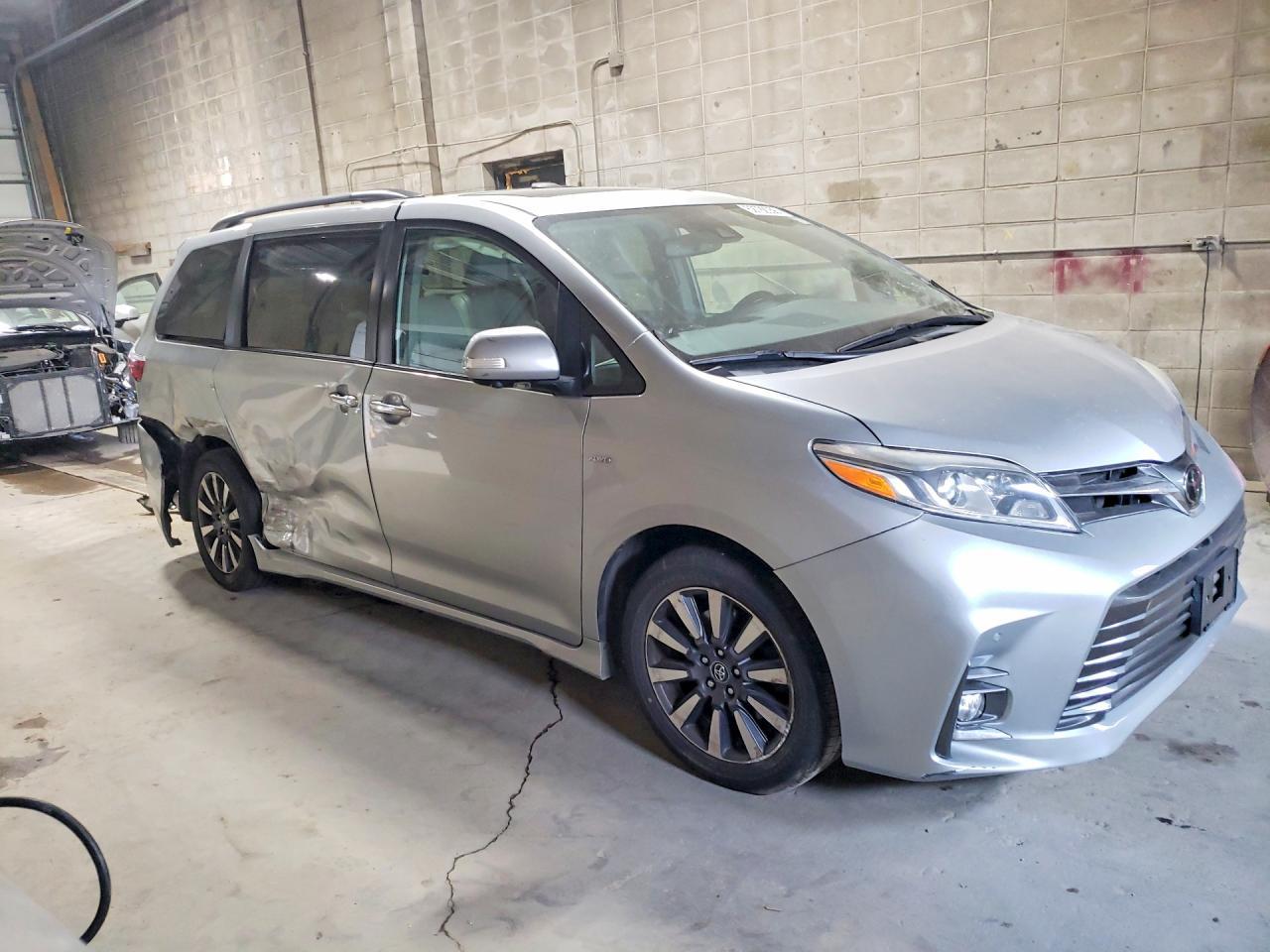 2019 Toyota Sienna Limited Premium 7-Passenger - Image 4