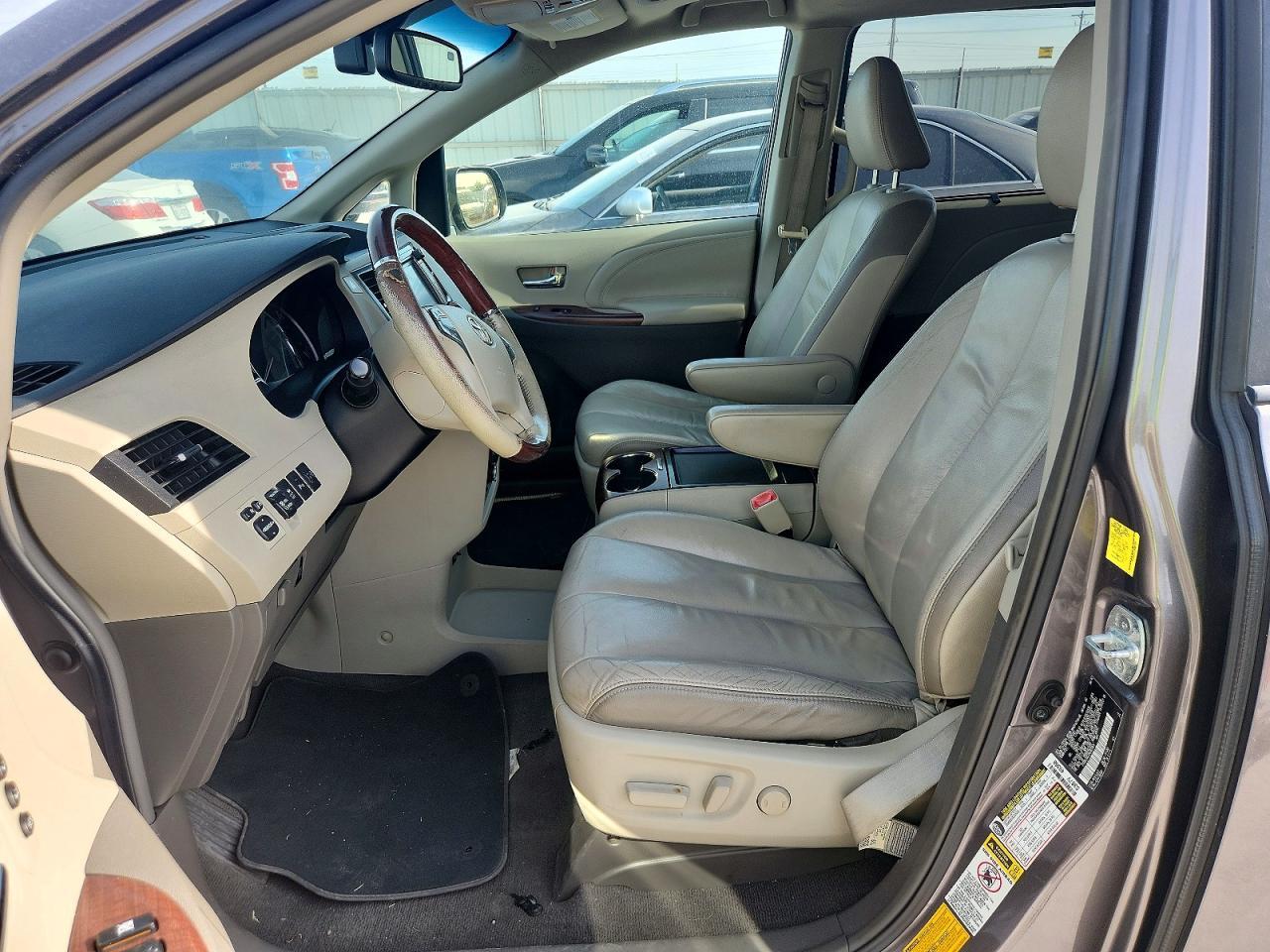 2011 Toyota Sienna Limited 7-Passenger - Image 7