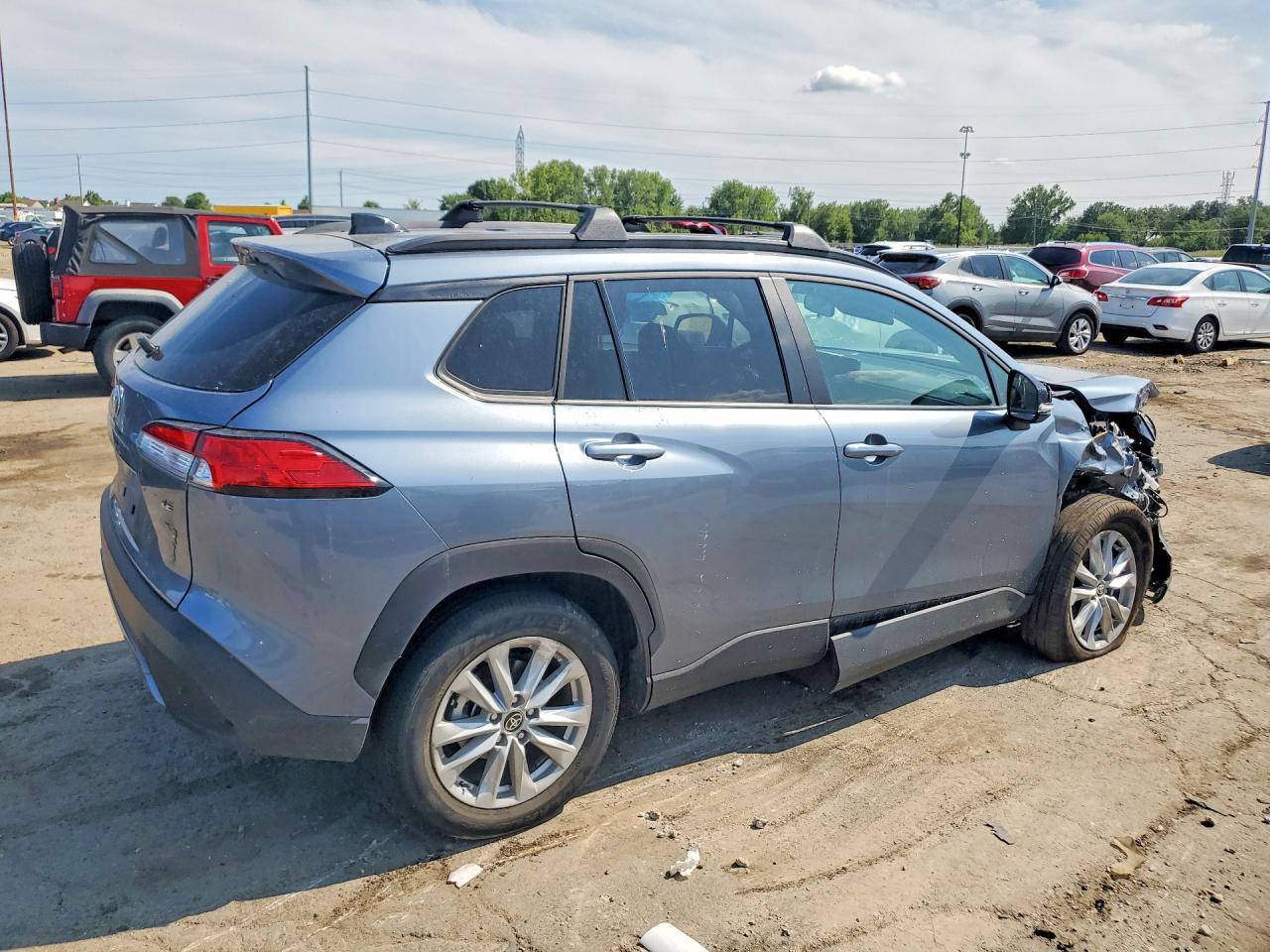2025 Toyota Corolla Cross Le - Фото 3
