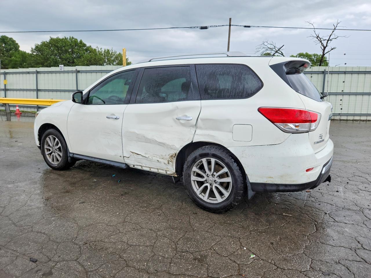 2016 Nissan Pathfinder S - Image 2