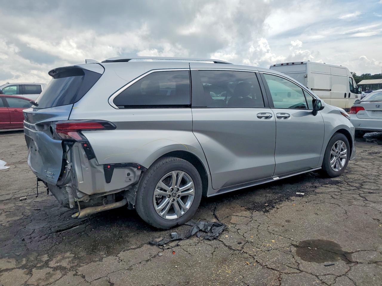2023 Toyota Sienna Platinum 7-Passenger - Image 3
