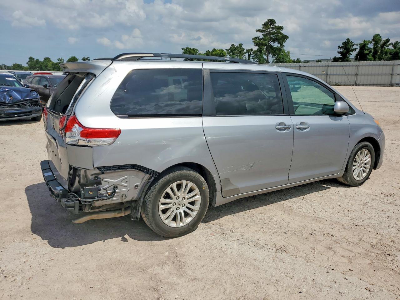 2013 Toyota Sienna Xle 8-Passenger - Image 3