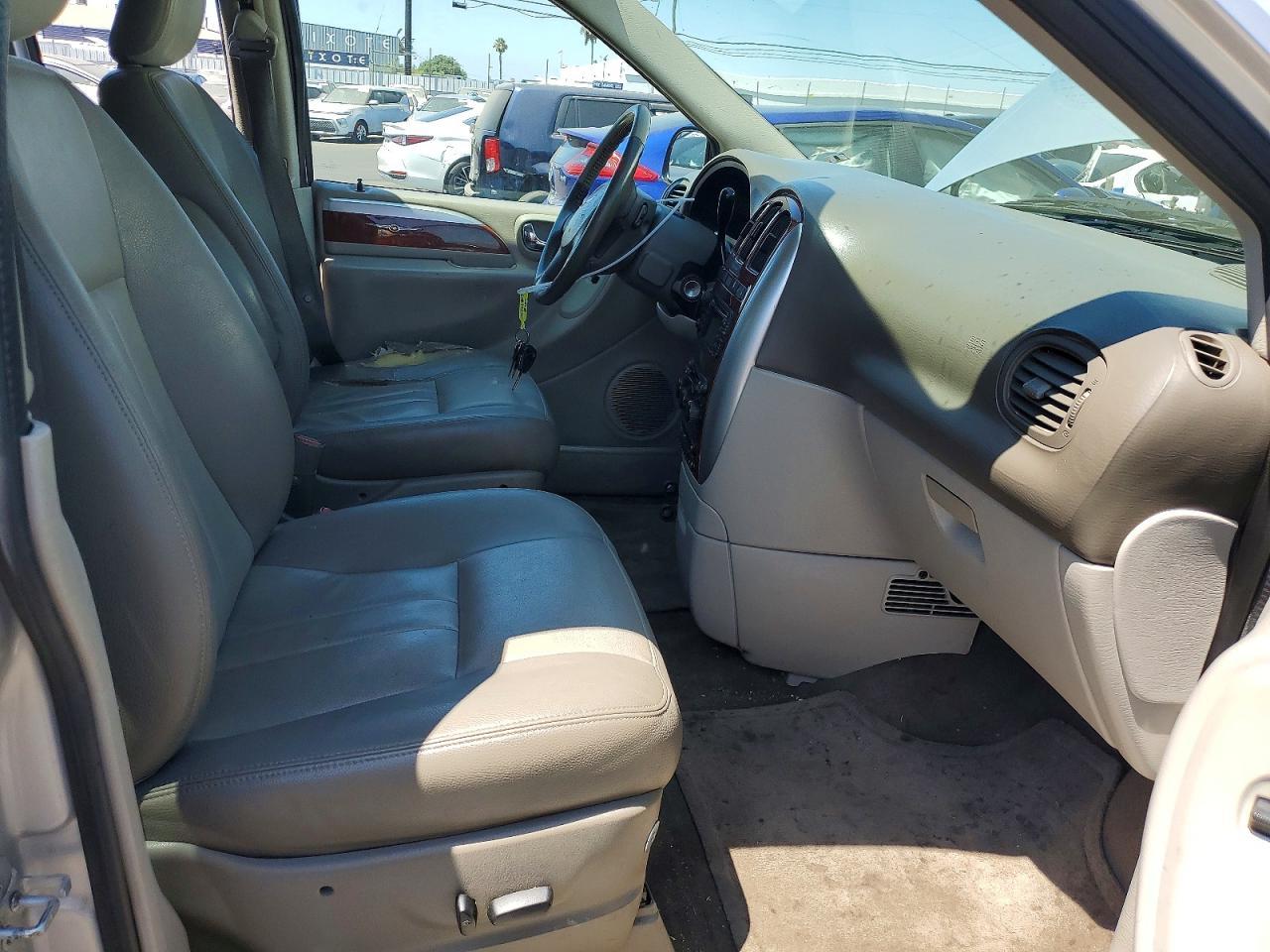 2007 Chrysler Town & Country Touring - Image 7