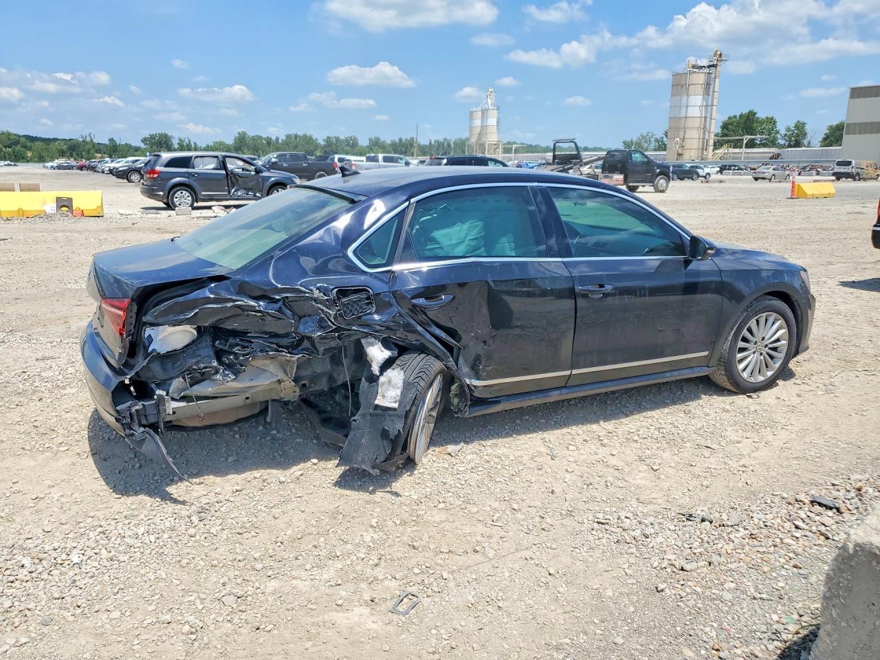 2017 Volkswagen Passat Se - Фото 3