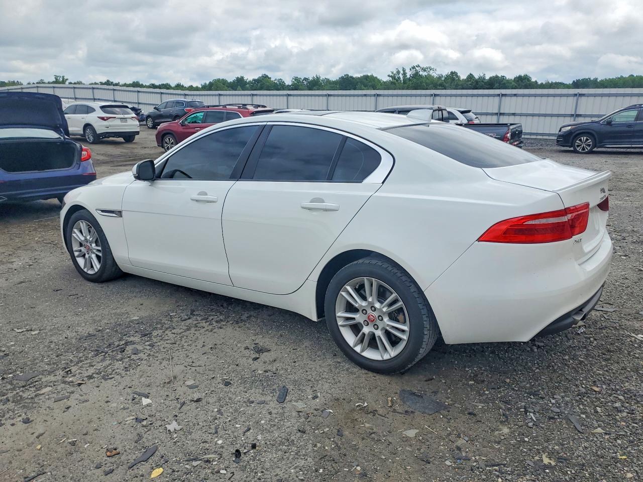 2018 Jaguar Xe Premium - Фото 2