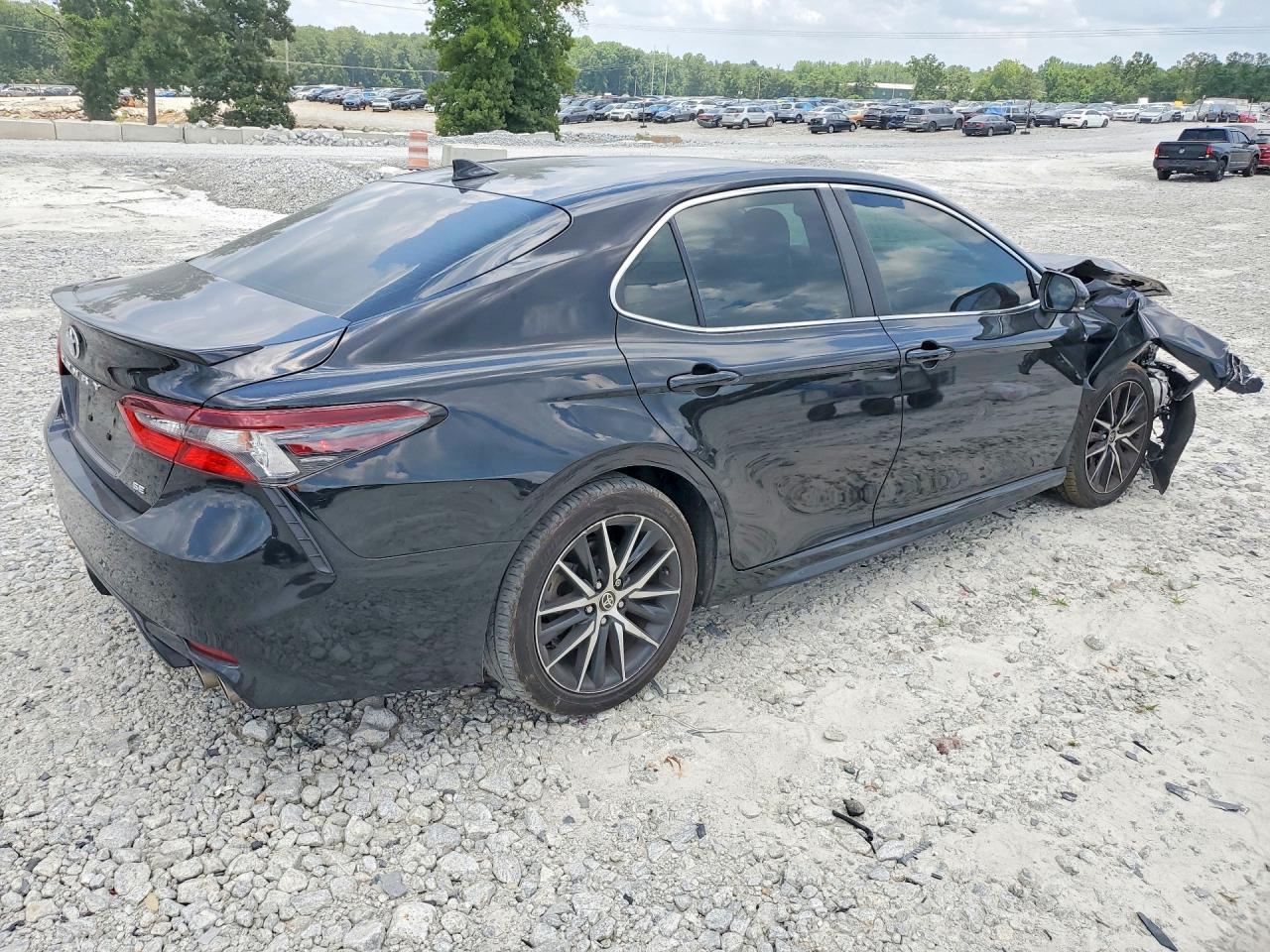 2022 Toyota Camry Se - Фото 3