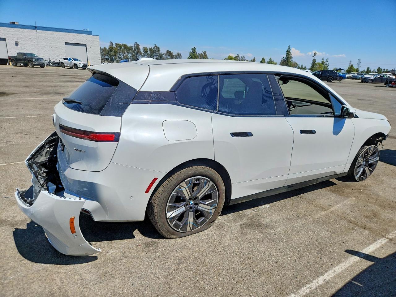 2026 BMW Ix xDrive45 - Фото 3