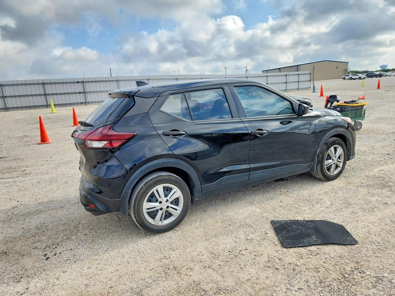 2023 Nissan Kicks S - Image 3