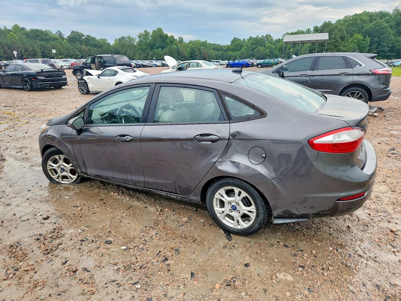 2015 Ford Fiesta Se - Фото 2