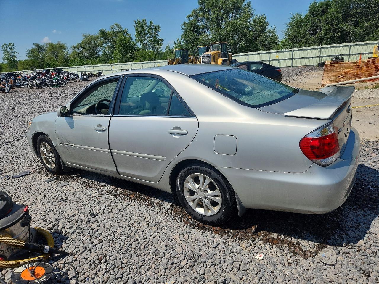 2005 Toyota Camry Le V6 - Image 2