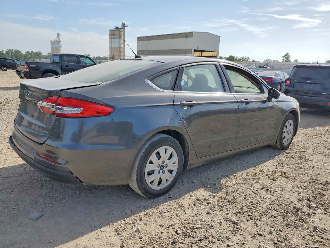 2019 Ford Fusion S - Фото 3