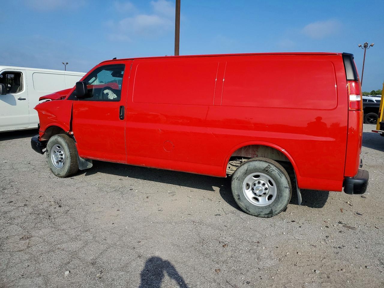 2025 Chevrolet Express Delivery Van - Фото 2