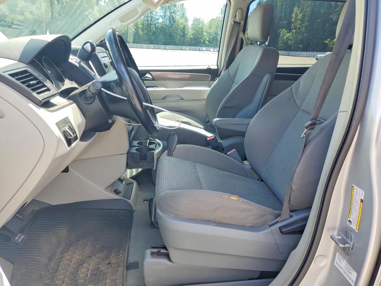2011 Volkswagen Routan S - Image 7