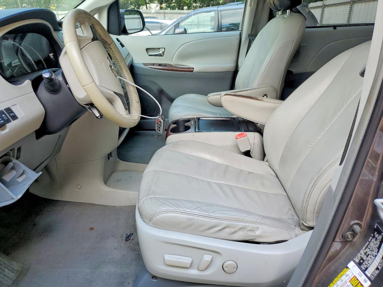 2011 Toyota Sienna Xle 8-Passenger - Фото 7