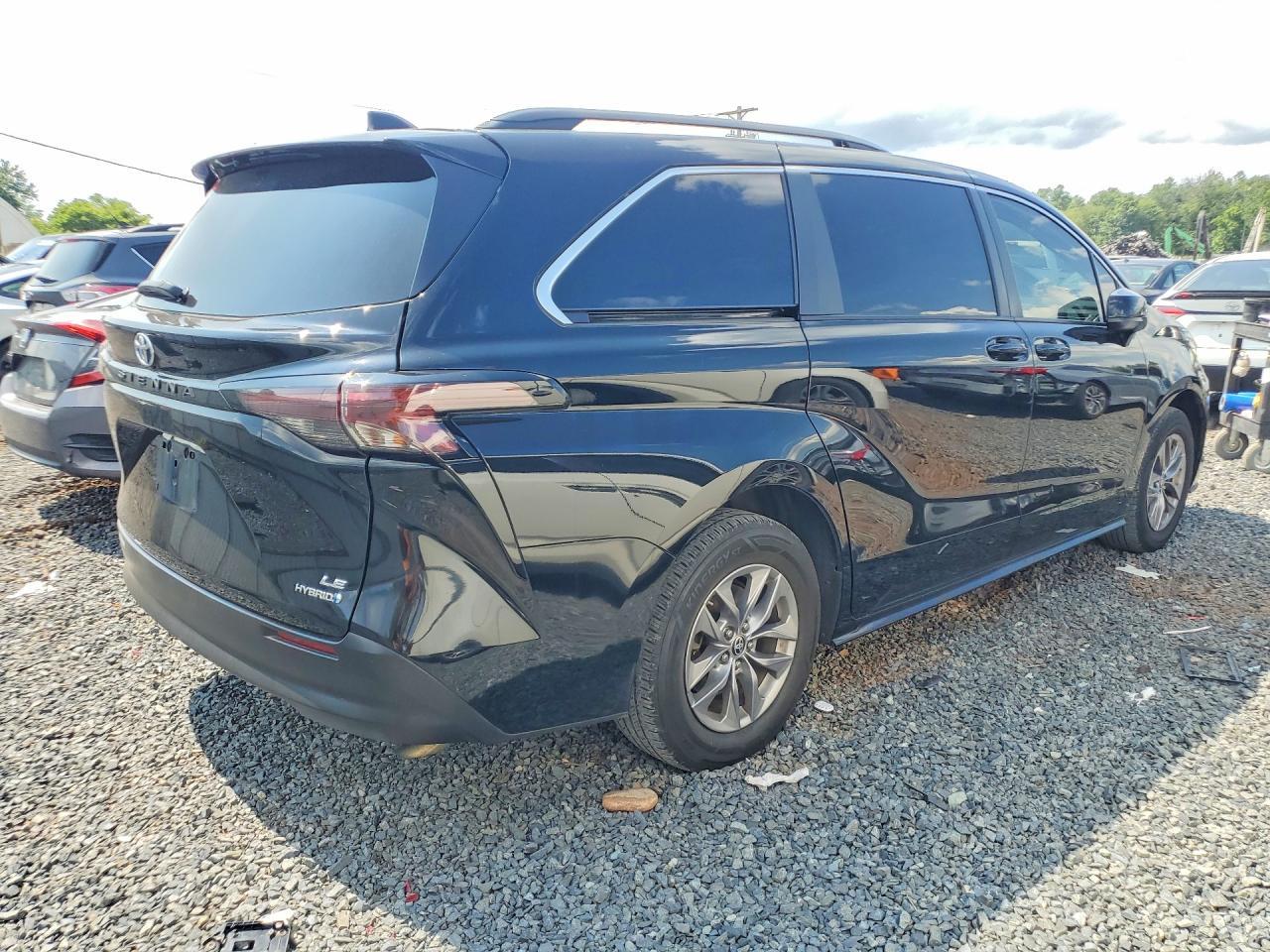 2023 Toyota Sienna Le - Image 3