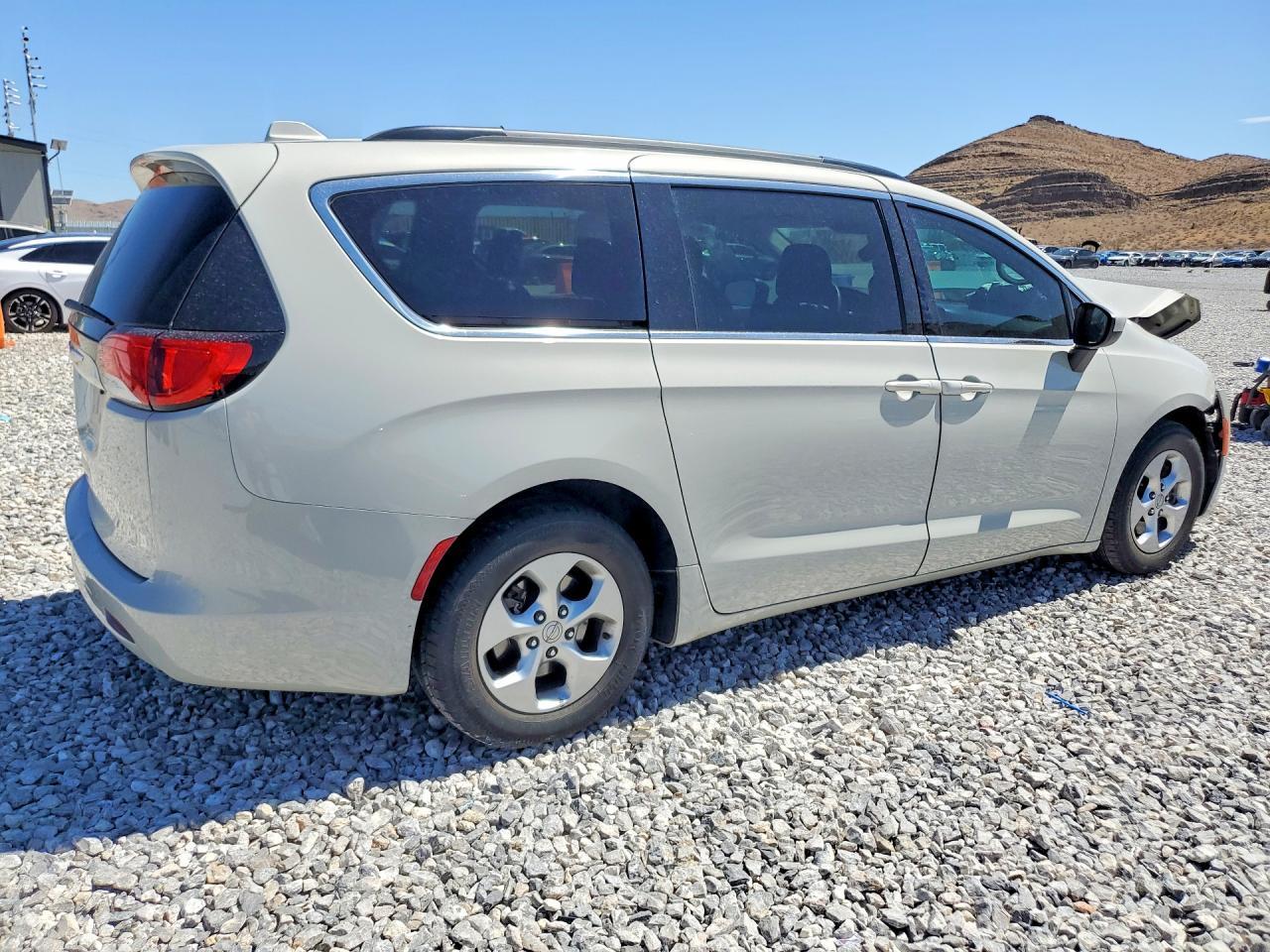 2017 Chrysler Pacifica Lx - Фото 3