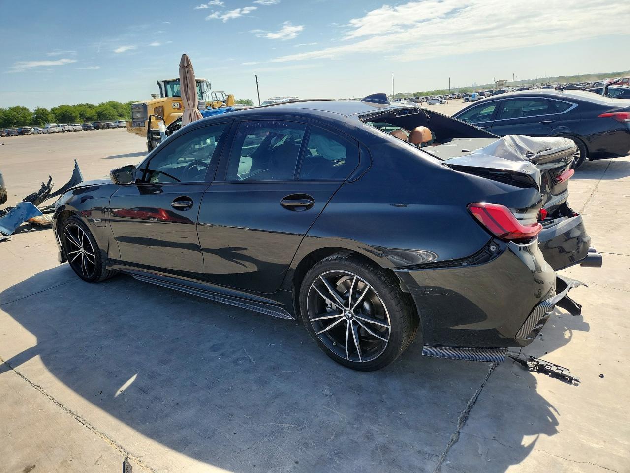 2022 BMW 330E - Фото 2