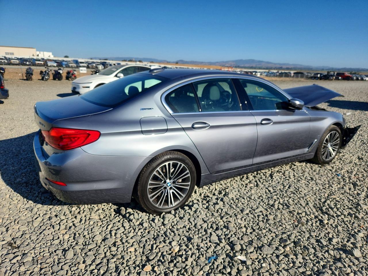 2019 BMW 530E - Фото 3