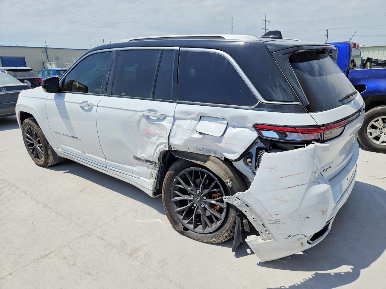 2023 Jeep Grand Cherokee Summit - Image 2