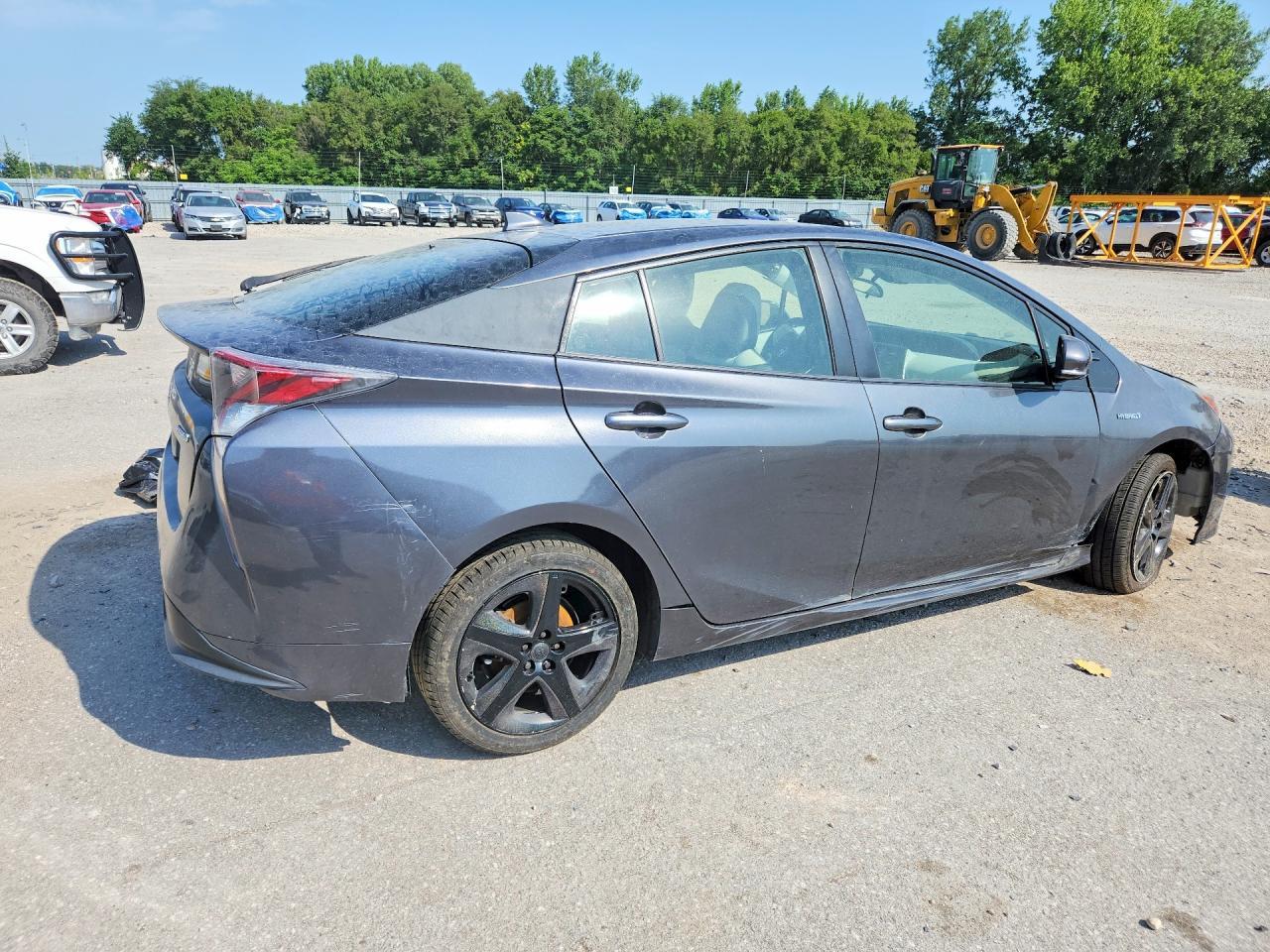 2016 Toyota Prius Three Touring - Image 3