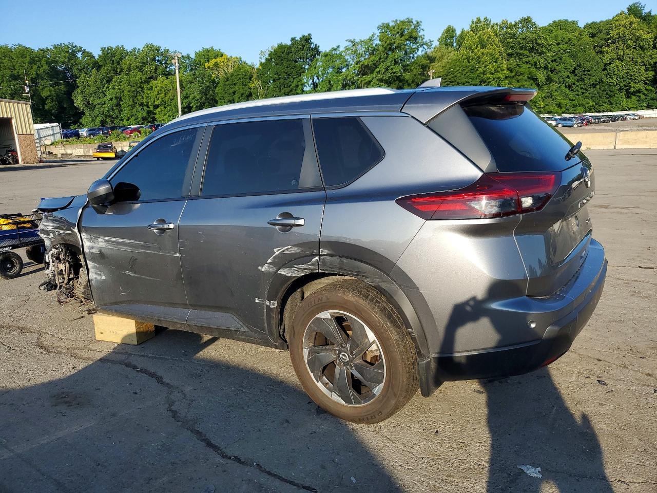 2024 Nissan Rogue Sv - Image 2