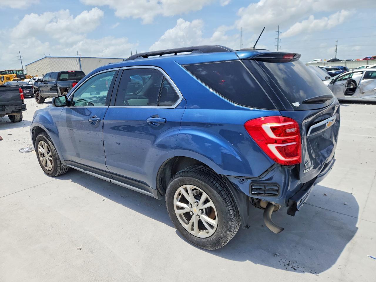 2017 Chevrolet Equinox Lt - Image 2
