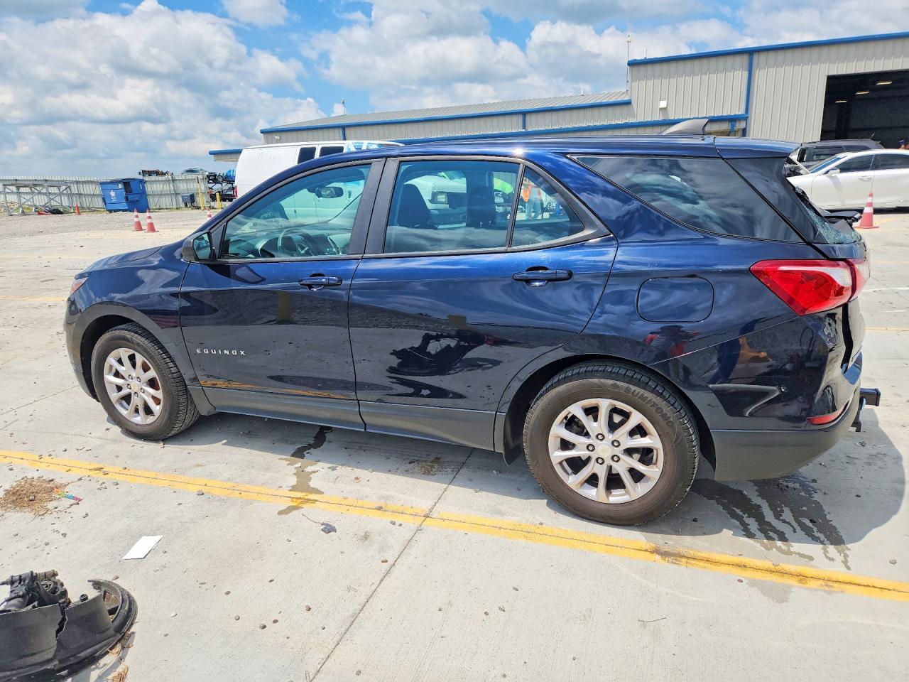 2020 Chevrolet Equinox Ls - Фото 2