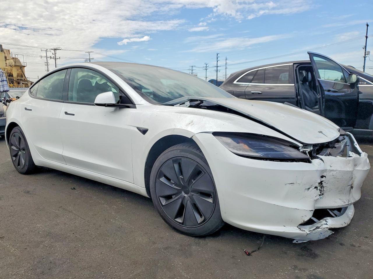 2026 Tesla Model 3 - Фото 4