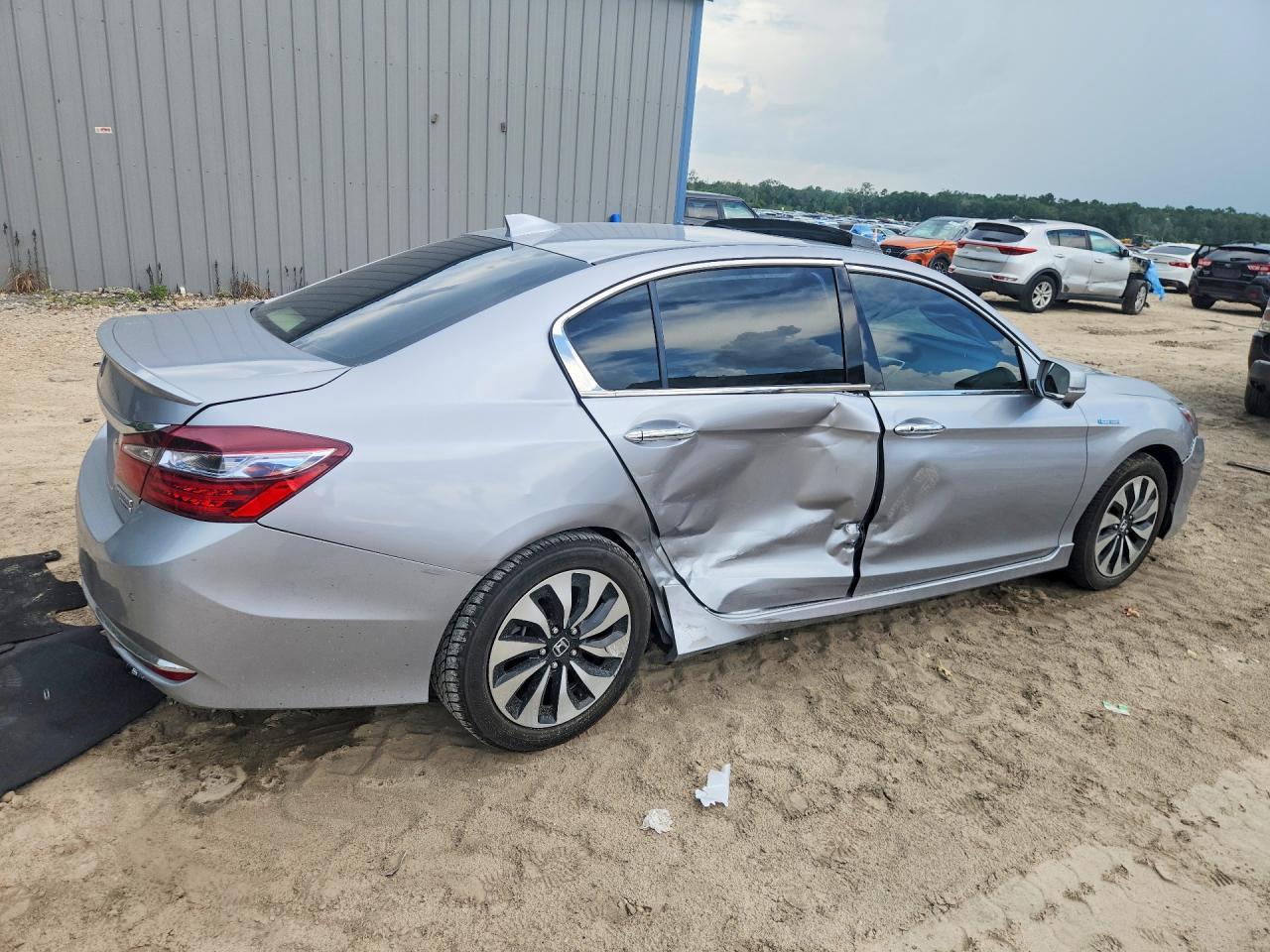 2017 Honda Accord Touring Hybrid - Image 3