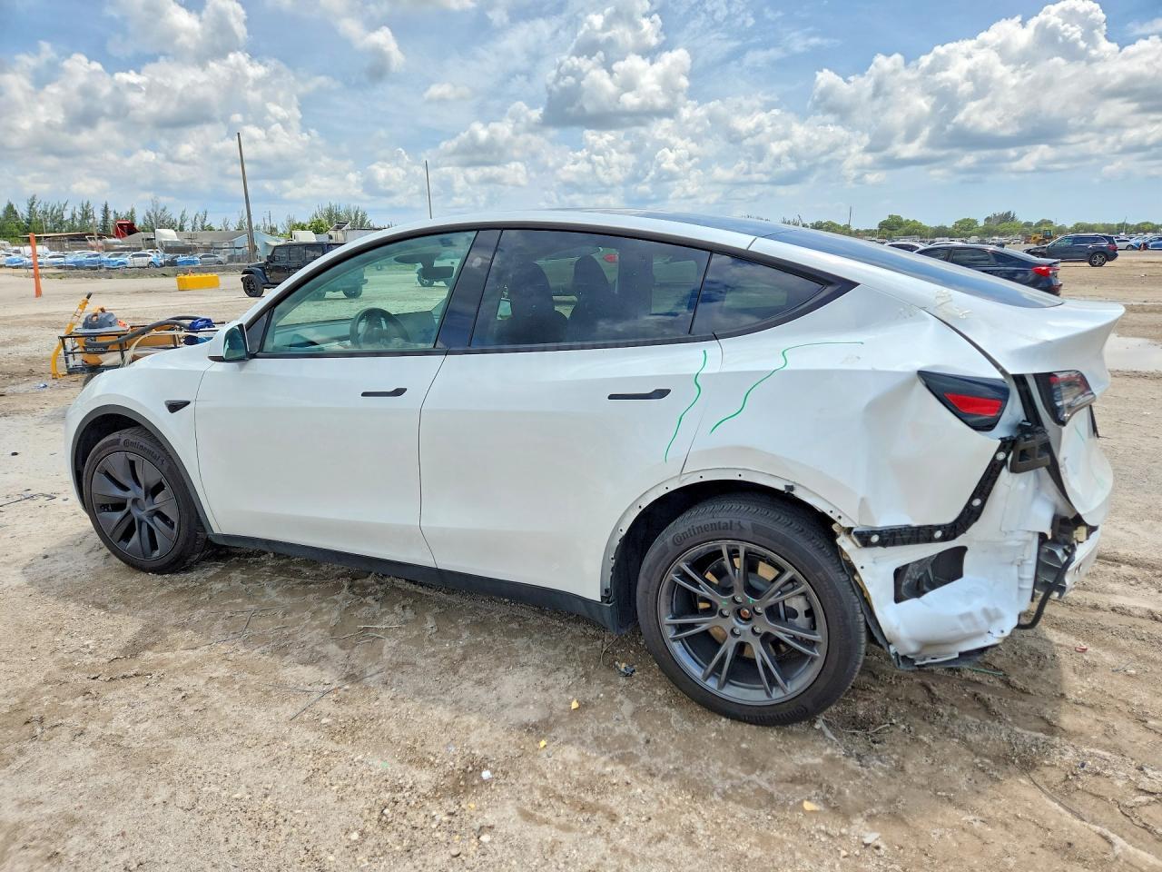 2024 Tesla Model Y - Фото 2