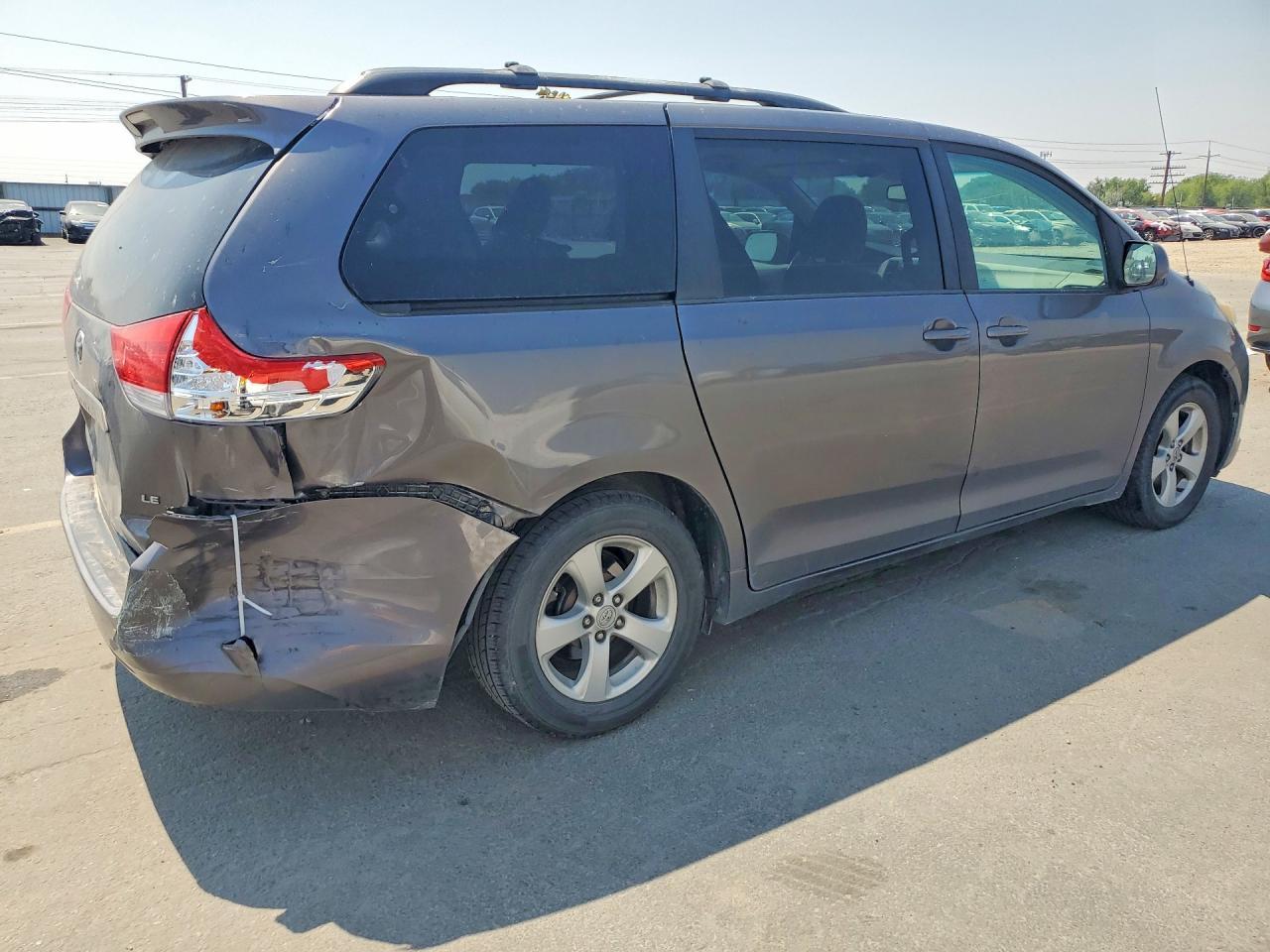 2011 Toyota Sienna Le - Image 3