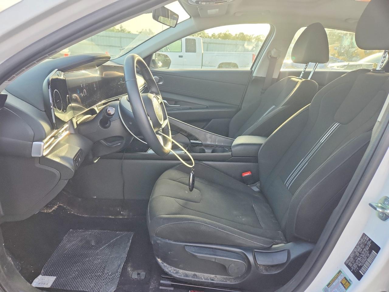 2025 Hyundai Elantra Sel - Image 7