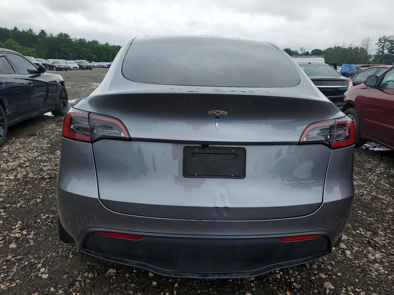 2025 Tesla Model Y - Фото 6