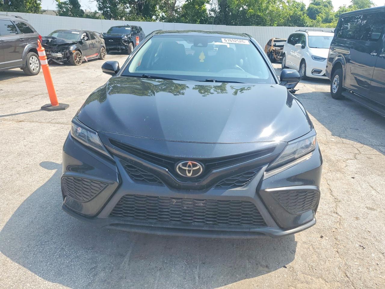 2021 Toyota Camry Se - Фото 5