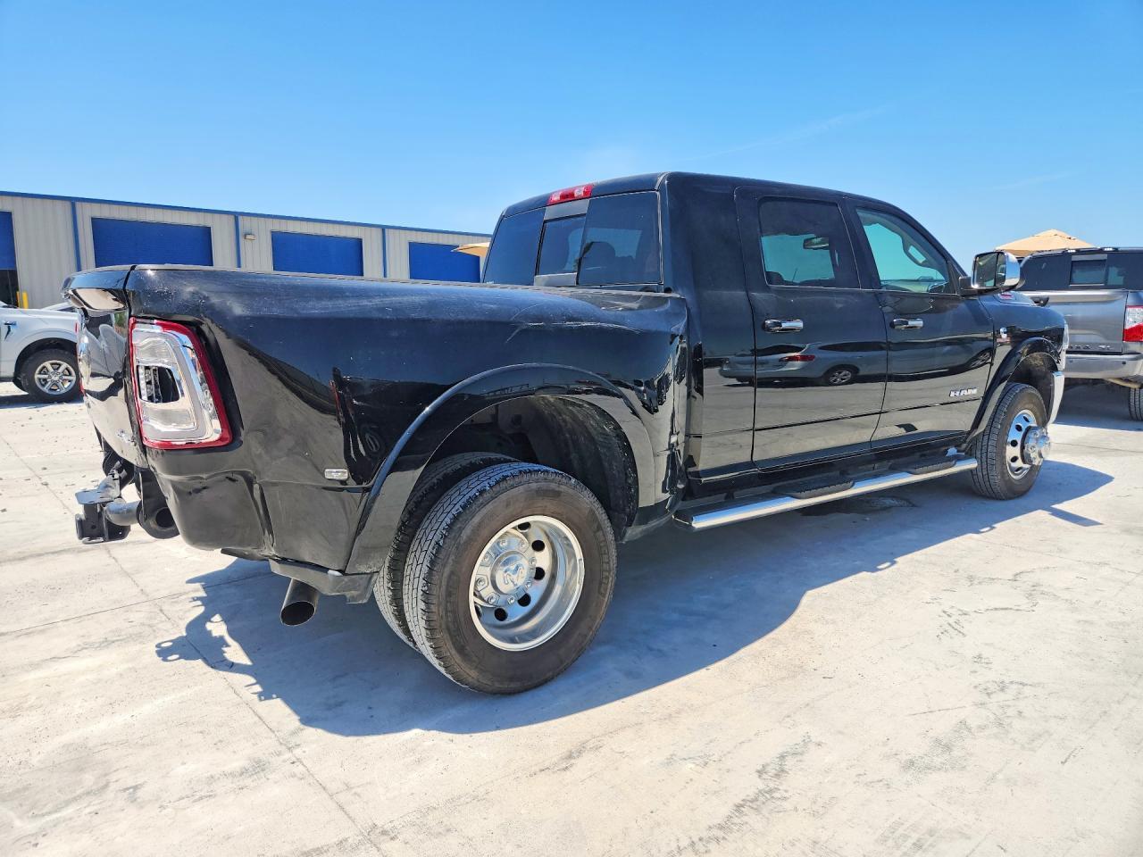 2022 Ram 3500 Laramie - Фото 3