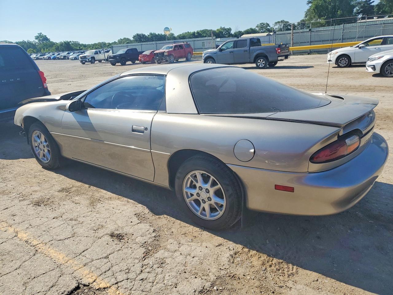2001 Chevrolet Camaro - Фото 2