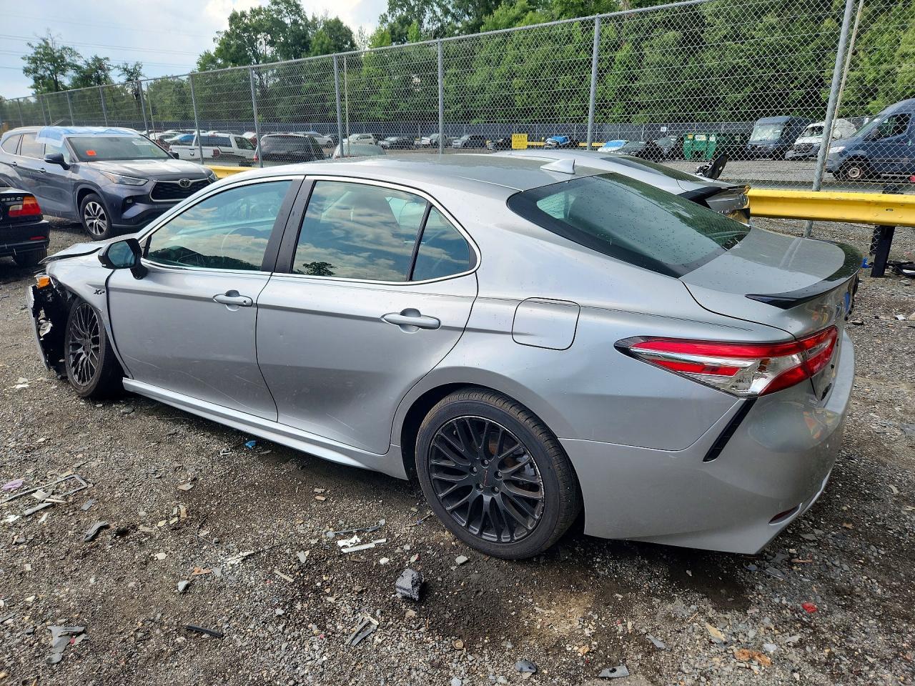 2020 Toyota Camry Se - Фото 2