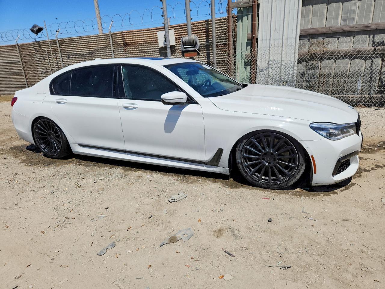 2016 BMW 750 Xi - Image 4