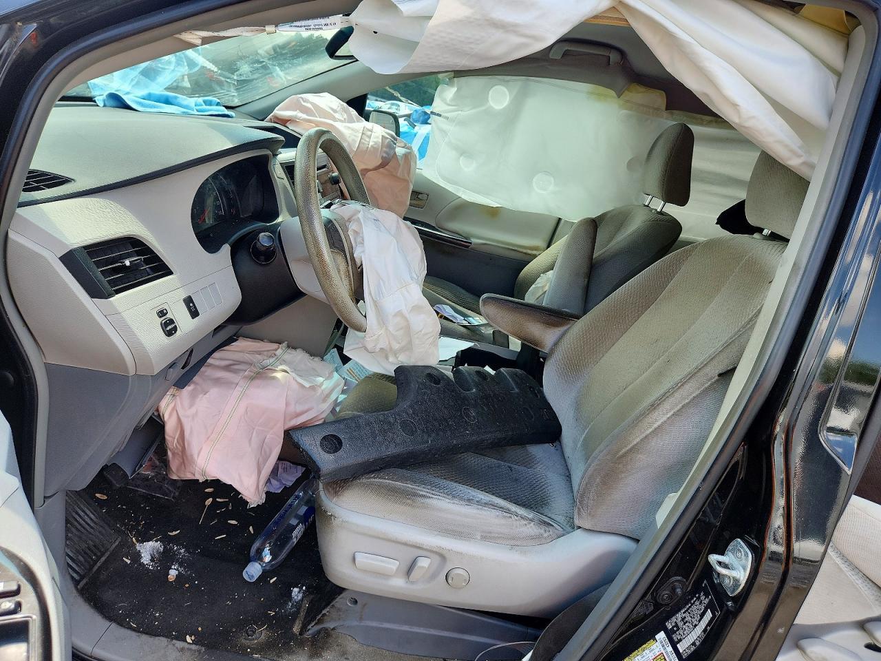 2013 Toyota Sienna Le - Image 7