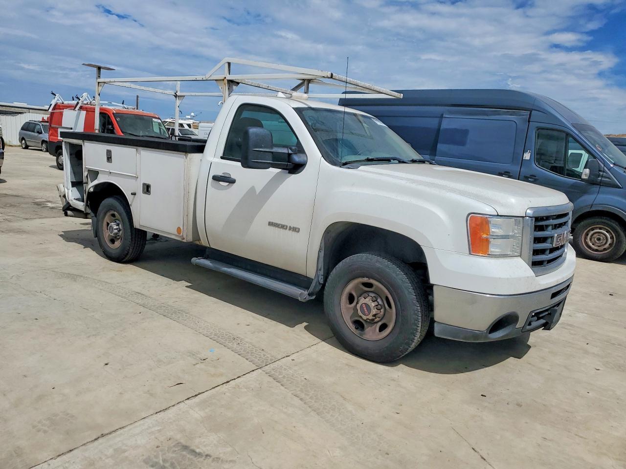2010 GMC Sierra C2500 Heavy Duty - Image 4
