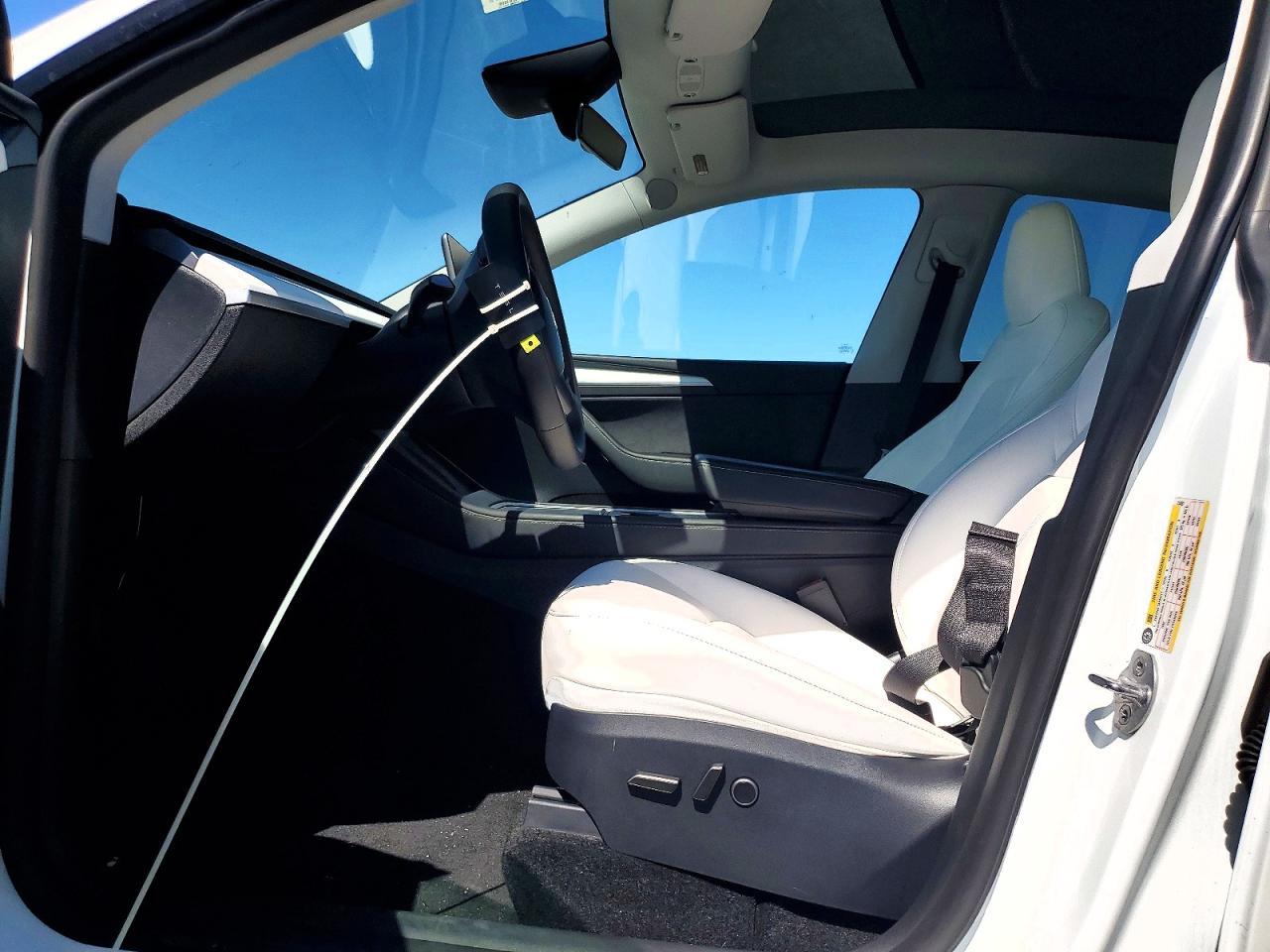 2025 Tesla Model Y - Image 7