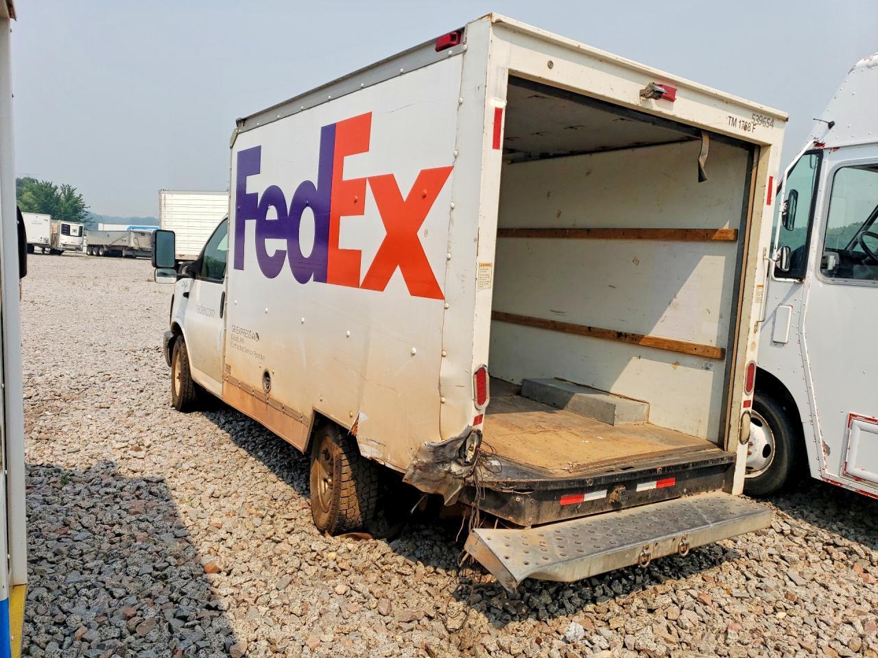 2012 GMC Savana Box Truck - Фото 2