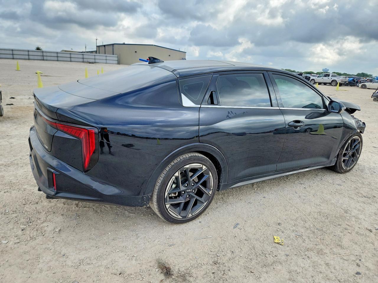 2025 Kia K4 Gt Line - Image 3